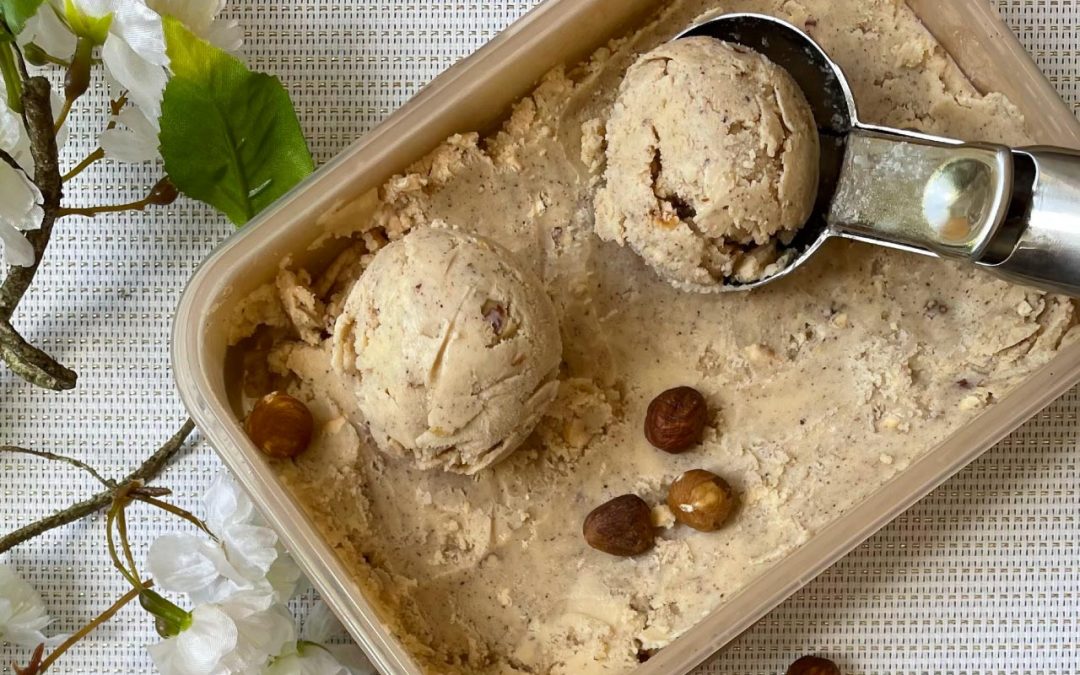 Haselnusseis mit Salzkaramell